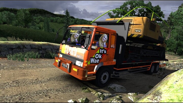 Sopir Fuso ini Nekad Bawa Ekskavator Lewat Jalur Ekstrem