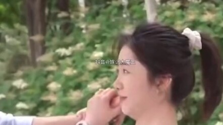 Tan Songyun was itching to pinch Jing Boran’s cheeks but held back.