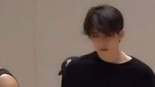 崔胜澈这哥身上真的有一种说不出来的帅气，就是看到就很帅，谁懂？（还有悄咪咪和音乐卡上点了）
