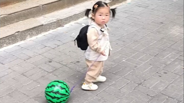 Cô bé lém lỉnh chơi với dưa hấu bị choáng ngợp trước anh chàng cao lớn trên đường, đứng hình không n