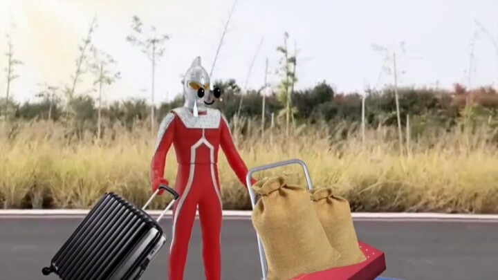 Ông nội của Little Ultraman đã đi làm!