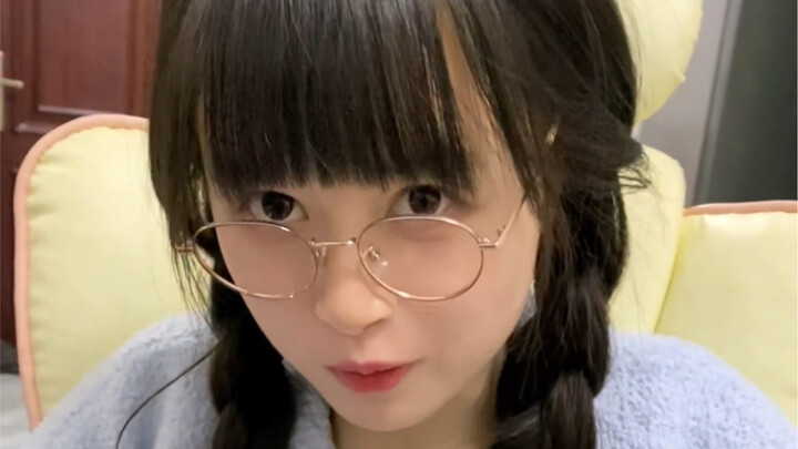 سمعت أن كل واحد يخبئ شخصًا مهمًا داخل غطاء هاتفه.