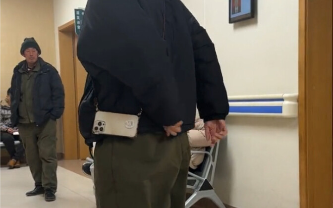 Pak Tua: Anak-anak dari Desa Selatan menggangguku karena aku sudah tua dan lemah, jadi mereka cospla