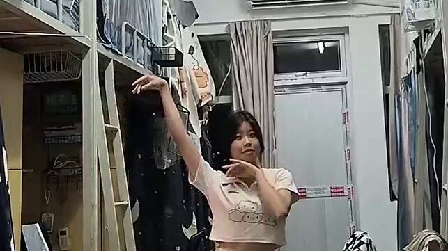 "Tôi là bạn đồng hành của ve sầu, để lại ngọn đèn sáng, không biết đến thế giới pháo hoa"