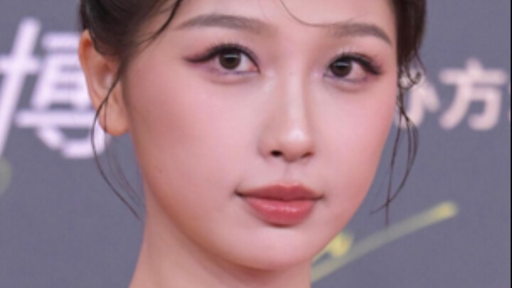 Gambar wajah close-up selebriti wanita di acara Weibo Vision Conference [Mobil Ayun-Ayun]