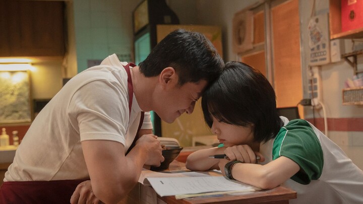 Saat si kecil anjing menyentuh kepala gadis itu, semua cerita penyelamatan terasa begitu biasa!