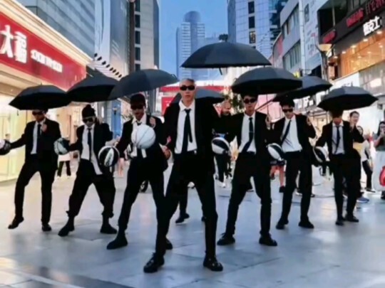 Basket Manusia-Mesin Gengster di Chunxi Road, Chengdu