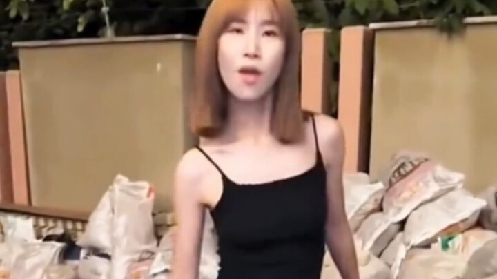 tiktok中国女孩模仿黄毛在外网爆火，tiktok外网网友纷纷询问这是谁