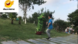 Giả Làm Bụi Cây Hù Dọa Người Đi Đường :) #Prank