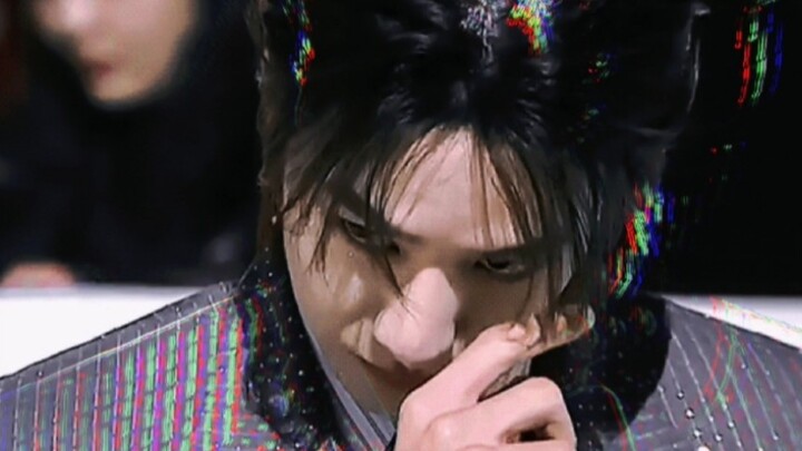 Aku hiu, kamu masih perlu pakai tangan? Cukup dengan satu tatapan saja!