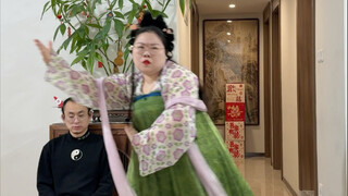 اليوم كان المكياج مثاليًا، وحركة "أرفع القلم تحت ضوء القمر" كانت دقيقة جدًا، لقد تعلمتها! يا إلهي، ل