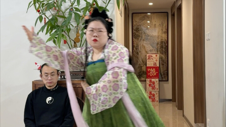 วันนี้แต่งหน้าทำผมได้เต็มสิบ แถมท่าทาง "ฉันจับปากกาใต้แสงจันทร์" นี้ก็เป๊ะมาก ฉันเรียนรู้ได้แล้ว! คุ