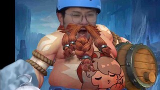 Sister Tong has a hard time holding Lao Liu's big stomach and feels that it is not easy to be pregna