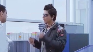 Cái đầu tiên trông không giống cái diễn xuất, tôi khuyên bạn nên xem nó.