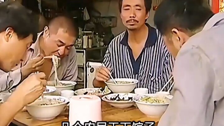 A migrant worker had just started eating hot pot when his son angered him to the point of fainting.