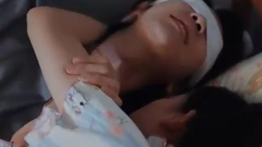 Bos mafia 30 tahun benci disentuh wanita tapi jatuh cinta pada gadis desa