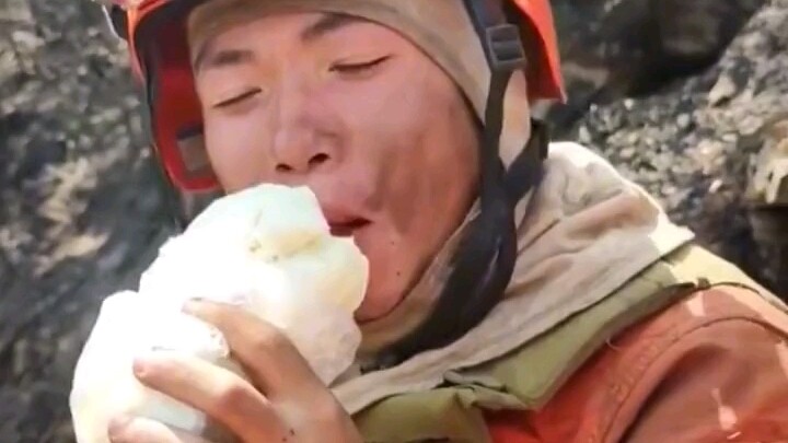 พนักงานดับเพลิงกัดขนมปังจืดชืดจนแข็งเกินไป แค่ให้ซองผักดองสักหนึ่งถุงก็ยังดี! ชาวเน็ตบอกว่าเห็นแล้วน