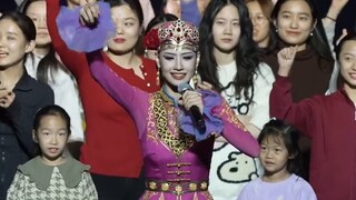 I am very happy to come to Tsinghua University to exchange dance with our classmates~