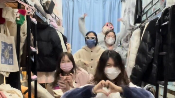 Năm cô gái bí mật học múa tại gia để chúc mừng sinh nhật người bạn cùng phòng hai chiều của mình!