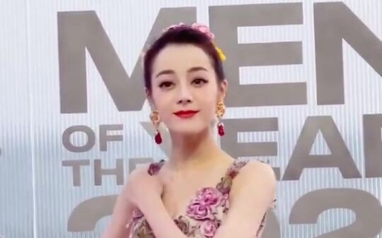 【迪丽热巴GQ红毯生图饭拍】说好的摔花瓶呢？ 能不能把美分给我一点？我丑的睡不着哈哈哈