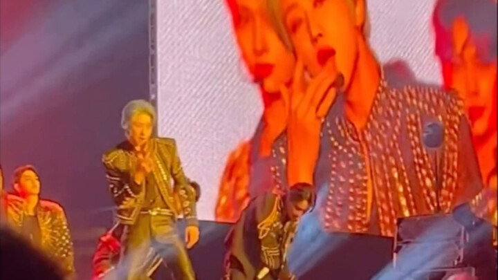 من يملك صورة عالية الدقة لسومينغهو وهو يلحس أصابعه على المسرح، فهي أختي الوحيدة!