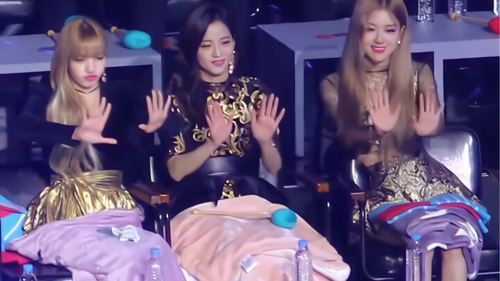The reactions of Jennie’s solo members are just too cute!