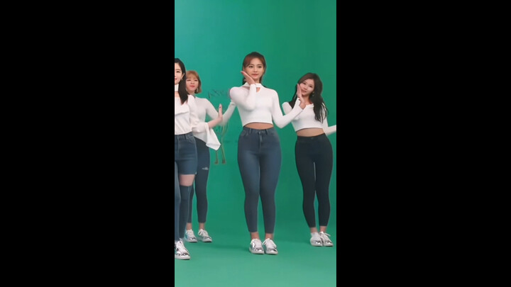 White Top + Jeans = Pure Energy Burst! TWICE’s Jihyo’s dance in this clip is so addictive! Jihyo’s s