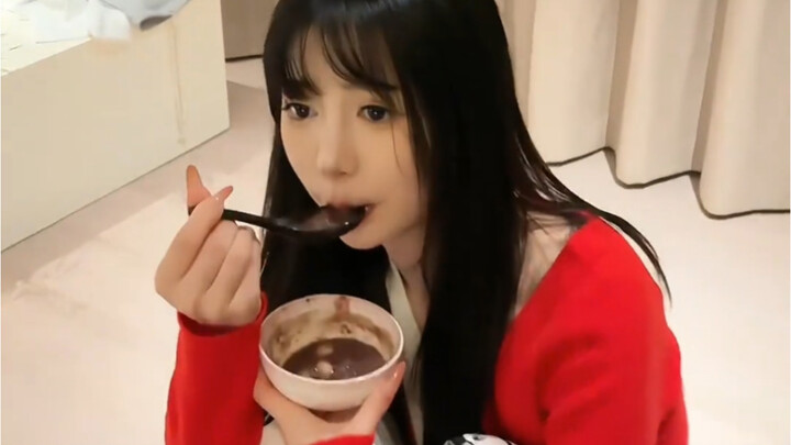 หญิงสาวในชุดเครื่องแบบในฝ่ามือ