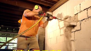 Các công nhân đang khoan tường trong lúc thi công thì bất ngờ phát hiện một xác chết khô 20 năm tuổi