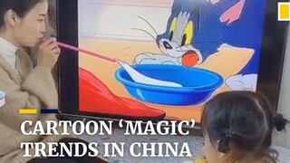 这个中国家长“变魔术”的视频在外网火了，小孩一脸愣逼哈哈哈~@油兔不二字幕组