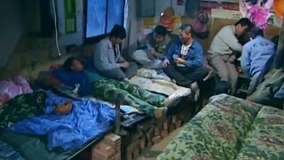 小伙带领众人冒雨盖水泥