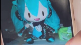 I'm redrawing my paintings for fans live, but it's getting weirder and weirder...