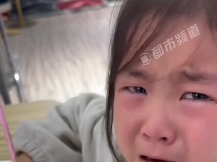卷子上有四个看拼音写汉字，妈妈误以为娃学了逼着孩子写，看得出来，她真的很心痛。 #我的小可爱 #写作业 #妈妈