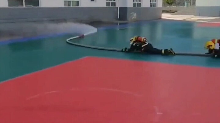 原来野生水带，是这样被消防员驯服的！网友：这也太可爱了吧！