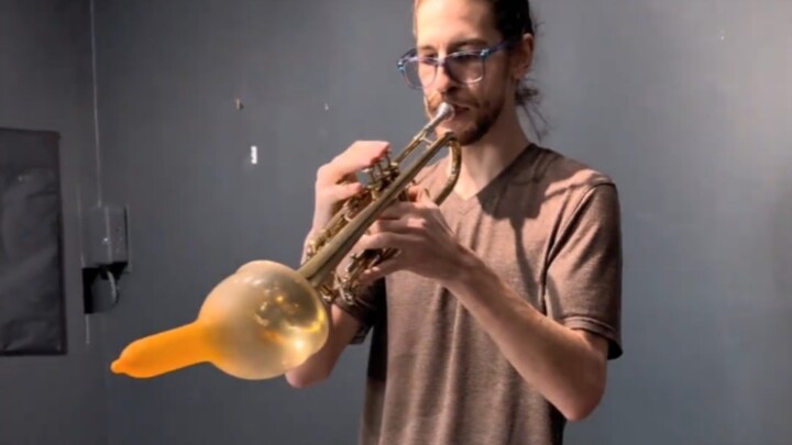 ماذا يحدث إذا وضعتَ “الواقي الذكري” على “الزجاجة الصغيرة” ونفختَ فيها؟