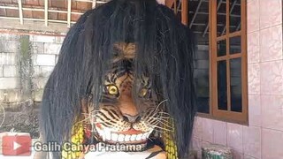 Hanya Orang Tertentu yang Bisa Angkat Barongan Raksasa Ini