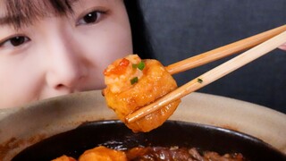 Cắn từng miếng một, ngon và ấm áp