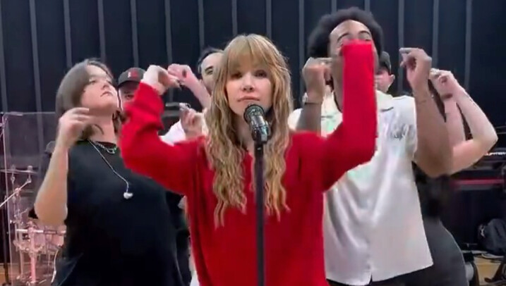 蹲妹Carly Rae Jepsen发布短片庆祝神专「E·MO·TION」发行十周年！