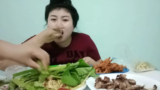 ส้มตำ ตีนไก่ทอด ย่างปากหนาม กับน้องแก้มก้นจ้า