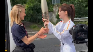 Paris Olympics torchbearer Zhao Lusi gets off the car live photo Reuters!!!