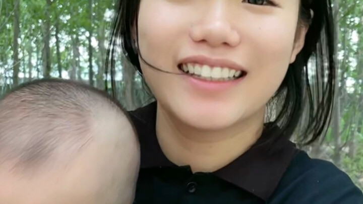 Có vẻ như ba tháng sau, mẹ tôi đã ở bên bạn gái tôi.