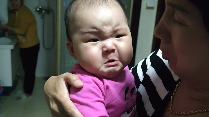 Thấy mẹ đi làm về là khóc nức nở như thế này