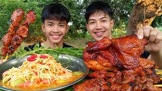 ตับย่างไม้ใหญ่ๆ ไก่ย่างเนื้อนุ่มๆ กับส้มตำไทยสุดแซ่บ.