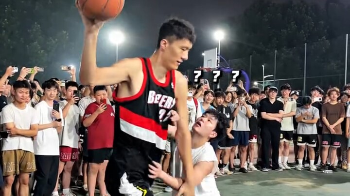 Bertarung satu lawan satu melawan raksasa basket sekolah, pada akhirnya tak disangka justru pemain b