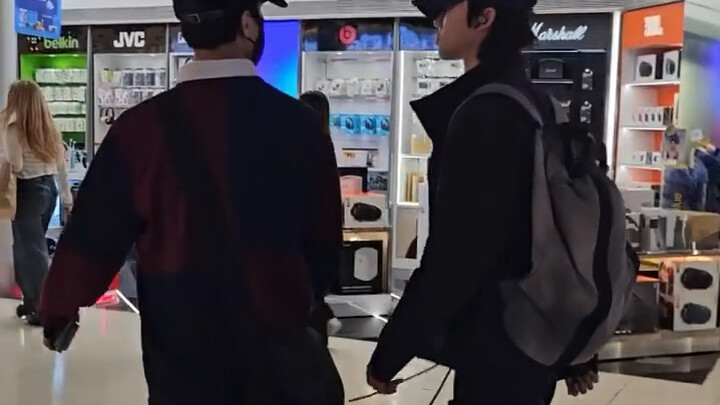 [Seokmin Lee ✖️ Minghao Seo] A Super Cuddly Puppy Wants to Buy Candy and Pouts at His Little Brother