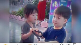 والد الولد: يا لك من فتى رائع! والد الفتاة: يا لك من فتى رائع!!