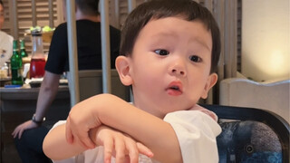 A Phi ăn thịt nướng