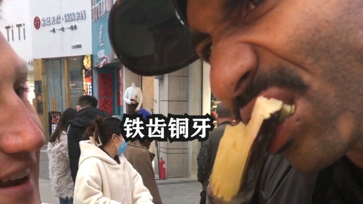 老外第一次吃到甘蔗时怀疑人生“为什么要吃竹子？？？”