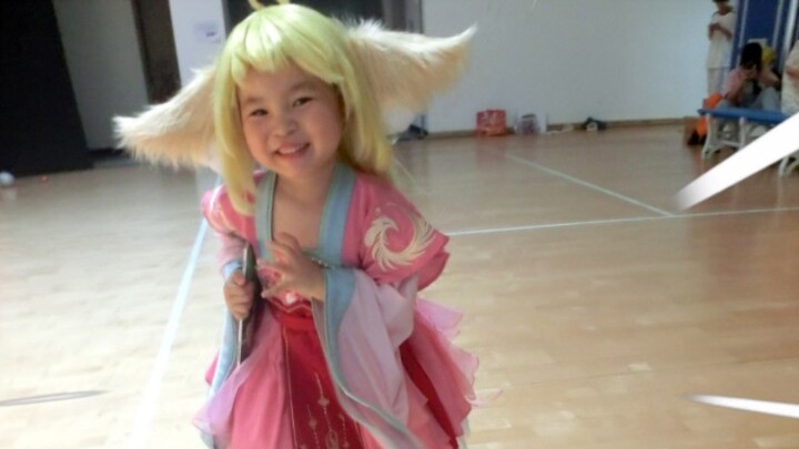 Putriku yang berusia 5 tahun pertama kali naik panggung menari tarian rumahan