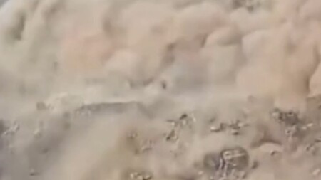 มนุษย์ช่างเล็กน้อยเมื่อเผชิญกับดินถล่มบนภูเขา